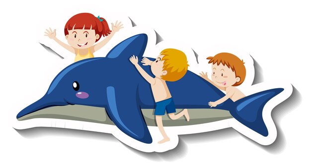 Petits enfants en maillot de bain avec dauphin gonflable