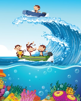 Petits singes sur un bateau avec des vagues de l'océan