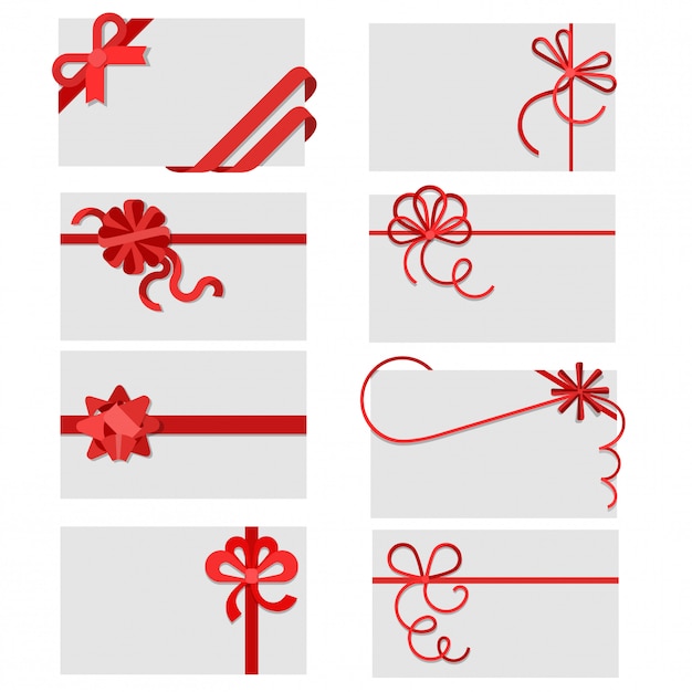 Vecteur gratuit plat rouge cadeau arcs de ruban sur les enveloppes de cartes de voeux ou d'invitation avec copie espace vector illustration set.