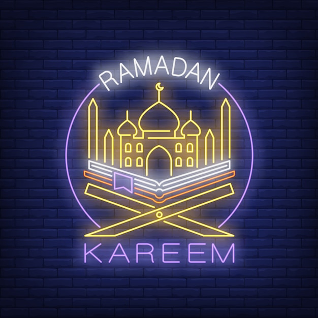 Vecteur gratuit ramadan kareem néon texte avec mosquée et coran en cercle