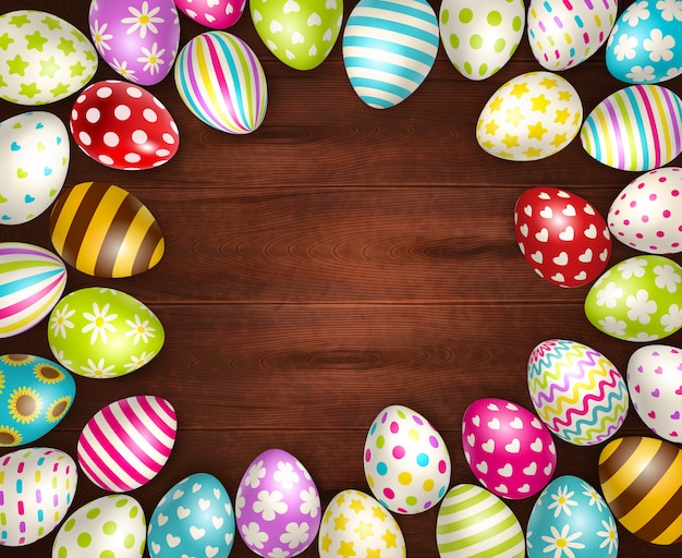 Réaliste avec de beaux oeufs de Pâques peints sur une surface en bois