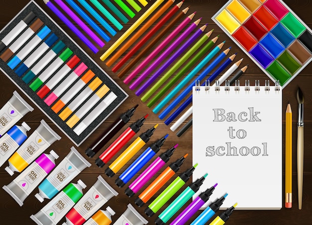 Retour à l'école fond réaliste avec des crayons colorés marqueurs crayons peintures pinceau bloc-notes sur table en bois