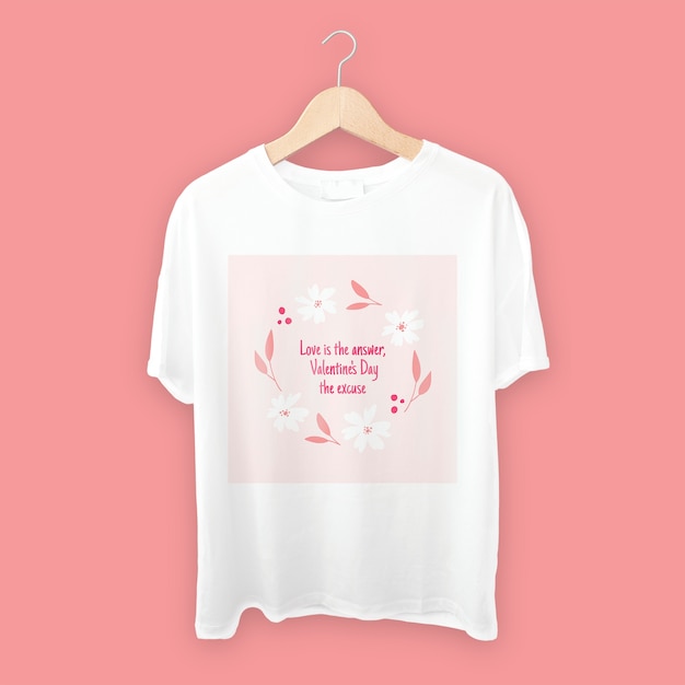 Vecteur gratuit t-shirt carré à message d'amour pour la saint-valentin monochrome fleuri