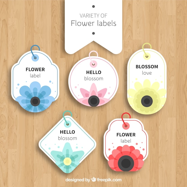 Vecteur gratuit une variété d'étiquettes de fleurs avec un design plat
