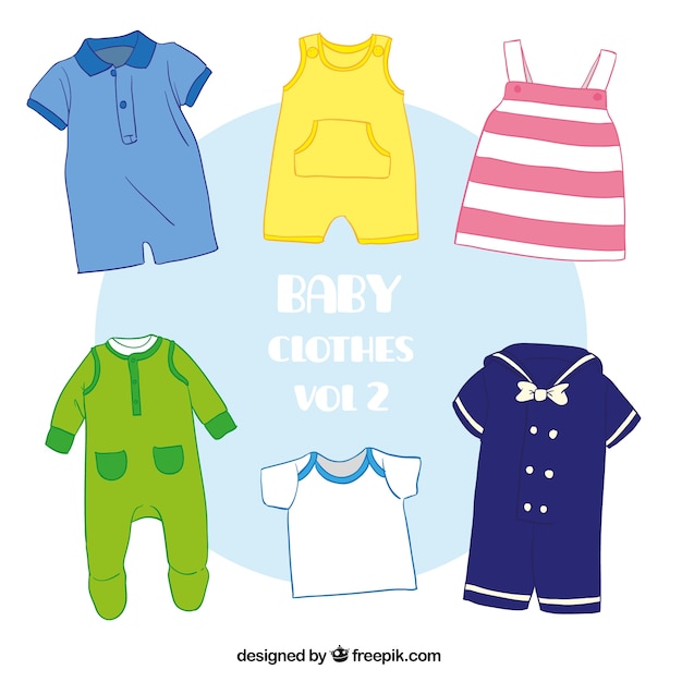 Vecteur gratuit variété de vêtements de bébé mignon