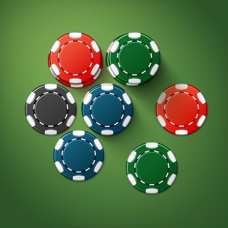 Vecteur gratuit vector réaliste rouge, noir, bleu, vert des piles de jetons de casino vue de dessus isolé sur table de poker