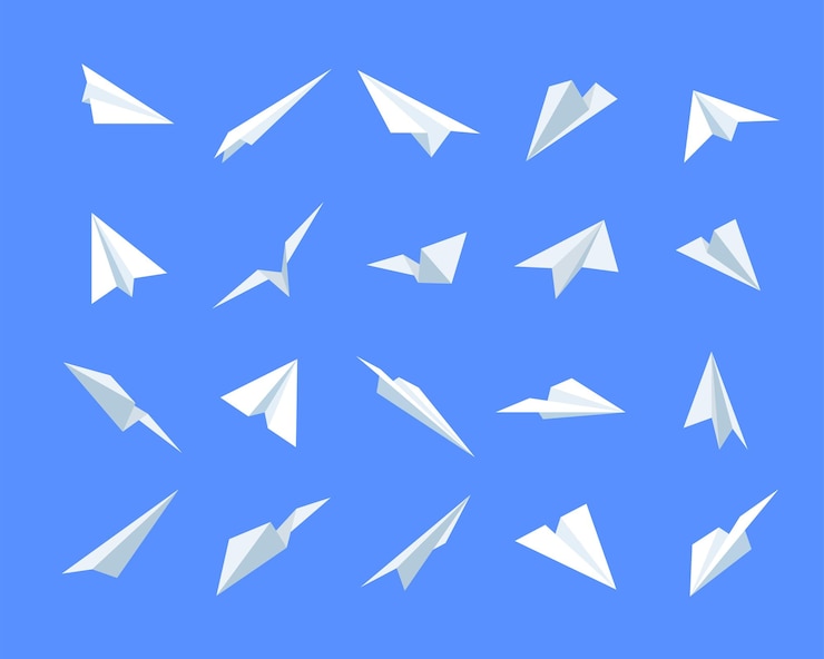 Vecteur gratuit voler des avions en papier dans le jeu d'illustrations vectorielles de dessin animé de ciel bleu. avions blancs volant dans différentes directions isolés sur fond d'air bleu. message ou icône de voyage. notion d'origamis
