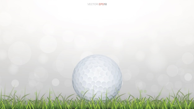 Balle de golf sur champ d'herbe verte avec arrière-plan flou léger