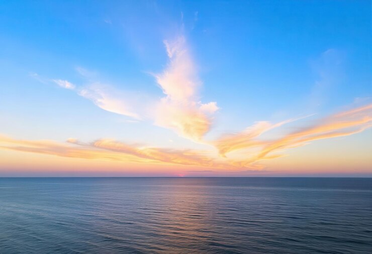Vecteur un beau ciel avec des nuages et le soleil se couchant sur l'océan