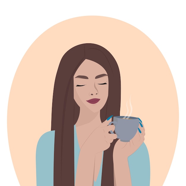 Une belle fille en peignoir aux longs cheveux bruns tient une tasse de café bleue dans ses mains