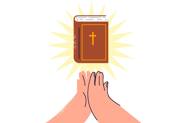 Bible avec des rayons de lumière près des mains d'un homme qui professe la religion chrétienne