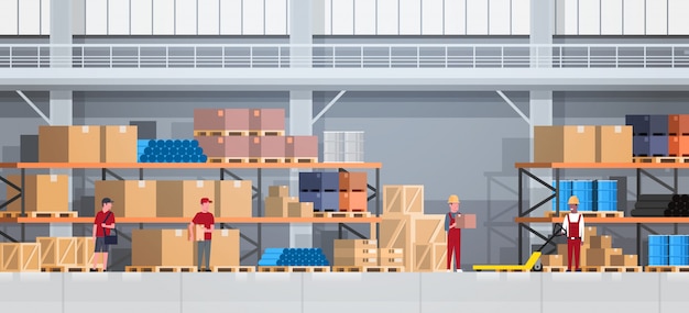 Boîte intérieure d&#39;entrepôt sur support et personnes travaillant. Concept de service de livraison logistique