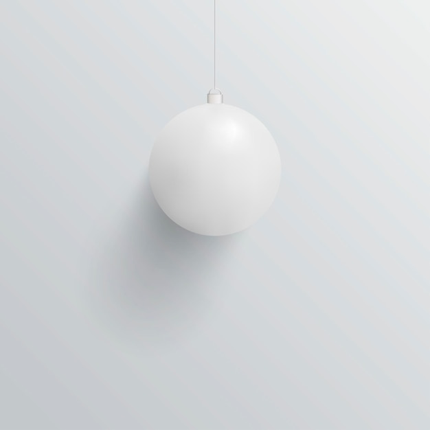 Boule de Noël tapis blanc sur fond blanc. Concept de conception minimale de Noël et du nouvel an