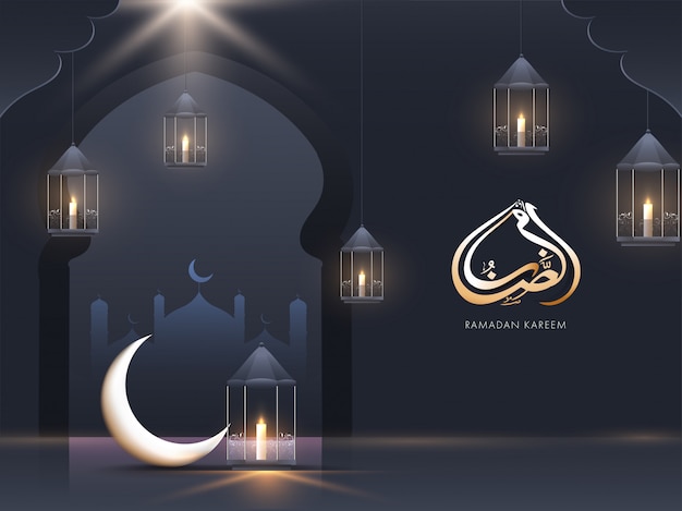 Calligraphie Arabe Dorée Du Ramadan Kareem Avec Croissant De Lune Et Lanternes Lumineuses Décorées Sur Fond De Porte De Mosquée De Nuit.