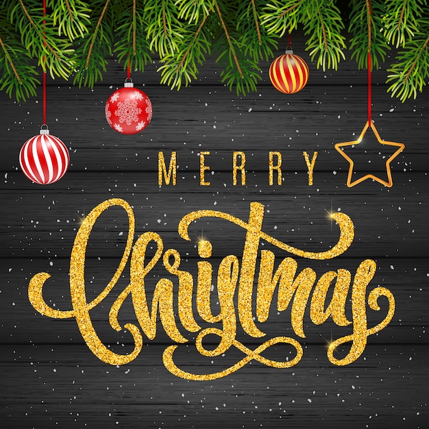 Carte-cadeau de vacances avec lettrage à la main d'or Joyeux Noël et boules de Noël, branches de sapin sur fond de bois