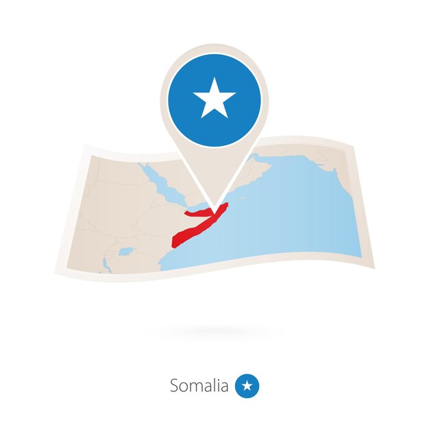 Carte papier pliée de la Somalie avec épinglette du drapeau de la Somalie