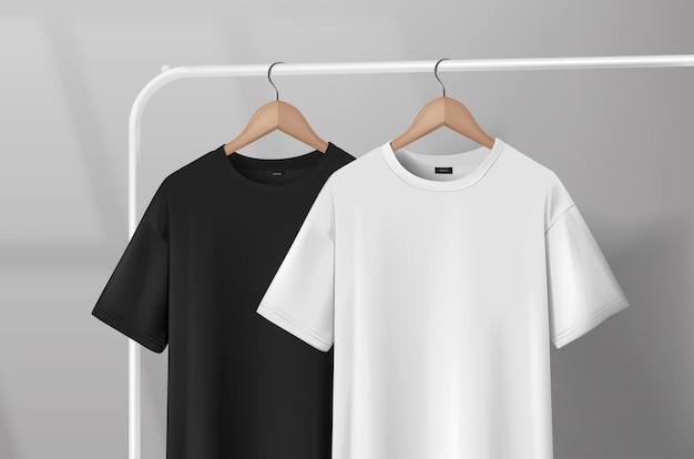 Des chemises noires et blanches accrochées à un porte-vêtements dans un studio sur un cintre en bois
