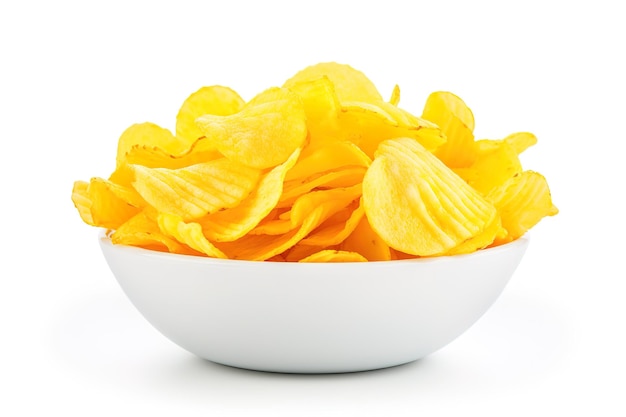 Vecteur des chips de pommes de terre avec des assaisonnements sortent de l'assiette sur un blanc isolé