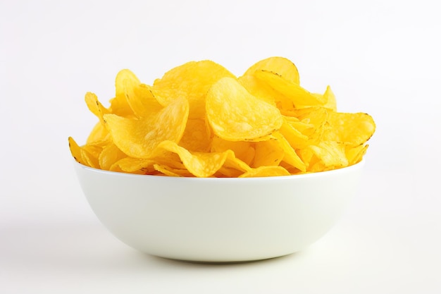 Vecteur des chips de pommes de terre avec des assaisonnements sortent de l'assiette sur un blanc isolé