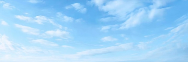 Ciel bleu avec des nuages blancs à l'arrière-plan de l'image panoramique
