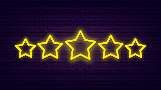 Cinq étoiles. Bannière lumineuse et lumineuse au néon au mur de briques. Excellente note de qualité.