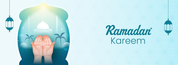 Conception De Bannière Ou D'en-tête De Ramadan Kareem Avec Les Mains En Prière Islamiques Et L'illustration De La Mosquée Sur Fond De Motif Islamique Bleu.