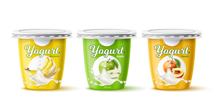 Conception d'emballage de yaourt réaliste Récipients en plastique de dessert au lait de fruits Produits grecs naturels Goûts de banane, de pêche et de pomme Bocaux fermés isolés Ensemble d'emballages alimentaires de crème douce vectorielle