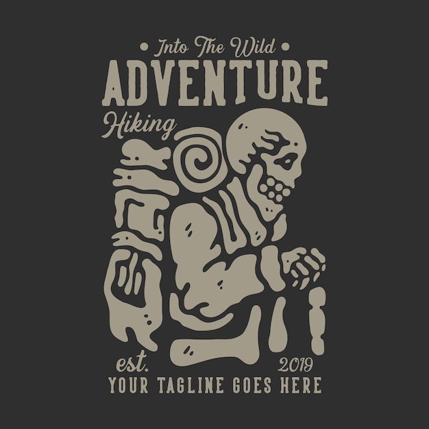 Vecteur conception de t-shirt dans l'aventure sauvage randonnée est 2019 avec squelette de randonneur portant un sac à dos avec illustration vintage de fond gris