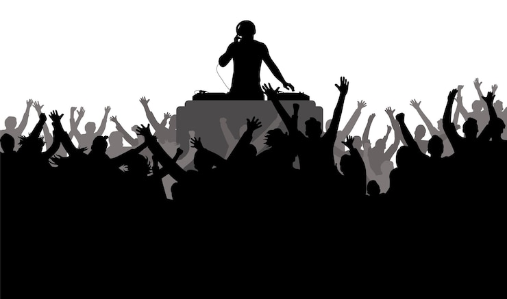 Vecteur concert silhouettes de foule de personnes avec les mains levées dans une foule et dj jouant de la musique