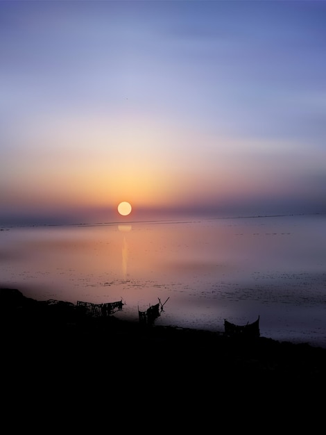 un coucher de soleil avec un reflet d'un soleil dans l'eau de la rivière coucher du soleil sur le ciel du soir à la plage