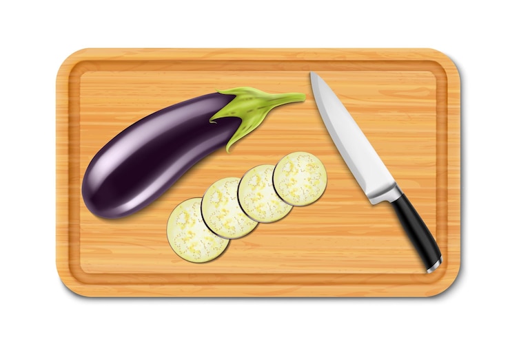 Vecteur couper de l'aubergine crue sur une planche à découper en tranches minces isolées sur fond blanc cuisiner à partir de légumes frais couper de l'aubergine crue sur une planche à découper en bois avec un couteau vecteur 3d réaliste