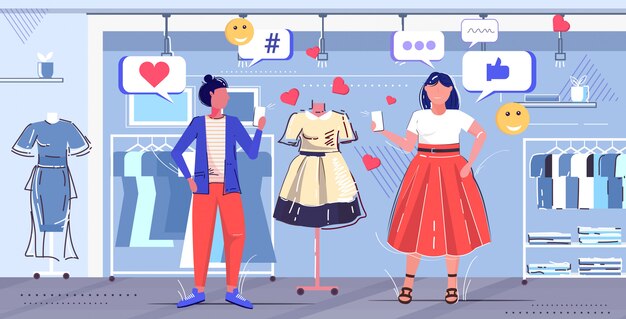 Couple De Filles En Choisissant Une Nouvelle Robe Femmes Clients Utilisant L'application Mobile En Ligne Concept De Réseau De Médias Sociaux Boutique De Mode Moderne Croquis Intérieur Pleine Longueur Horizontale