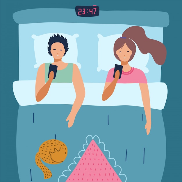 Couple sans sommeil utilise un smartphone dans son lit. Concept d'insomnie. Vue de dessus. Jeune homme et femme avec une dépendance au gadget. Illustration plate de dessin animé