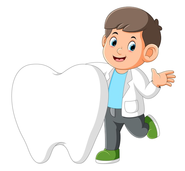 Le dentiste pose avec une grosse dent et très heureux
