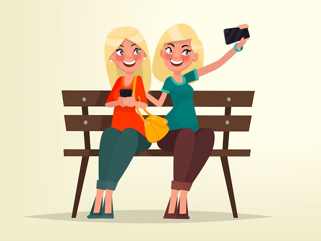 Deux Filles Blondes Assises Sur Un Banc Font Des Selfies.