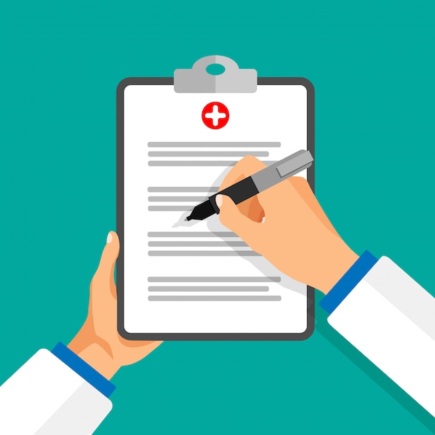 Le docteur tient le presse-papiers et prend des notes dessus.