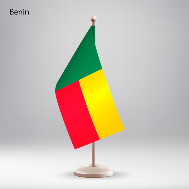 Le drapeau du Bénin suspendu à un porte-drapeau