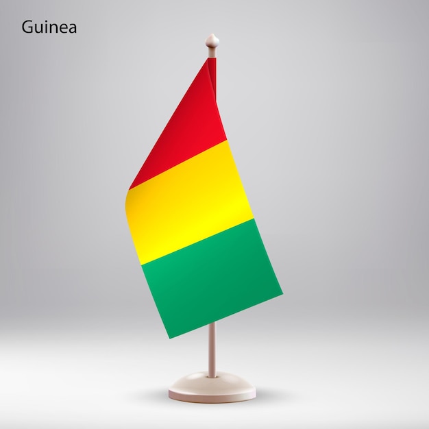 Le drapeau de la Guinée suspendu à un porte-drapeau