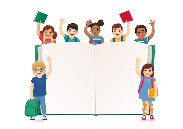 Des écoliers souriants, des garçons et des filles avec des sacs à dos, debout derrière un livre vide, grand et ouvert, agitant.
