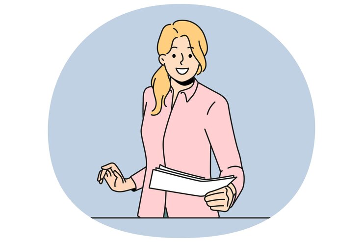 Une employée souriante livre des papiers au bureau.