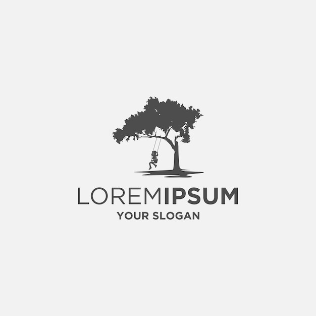 enfant jouant balançoire sous un logo silhouette arbre