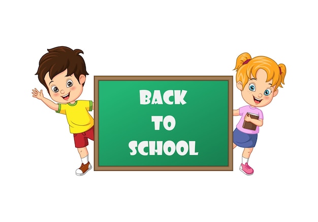 Enfants de dessin animé de nouveau à l'école se tenant derrière le tableau noir