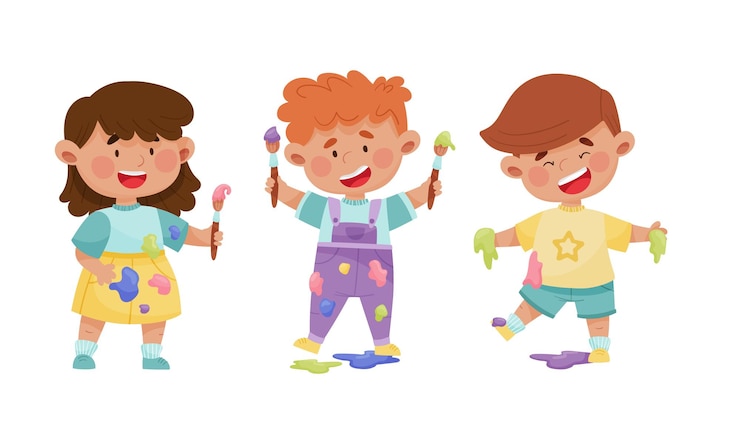Vecteur enfants enjoués dans des vêtements tachés tenant des pinceaux et des peintures set d'illustrations vectorielles