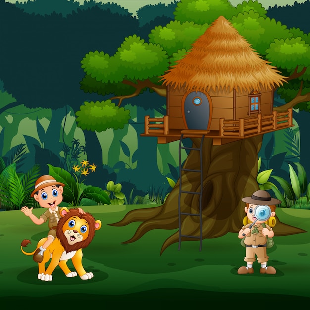 Enfants Gardien De Zoo Jouant Avec Le Lion Sous La Cabane Dans Les Arbres