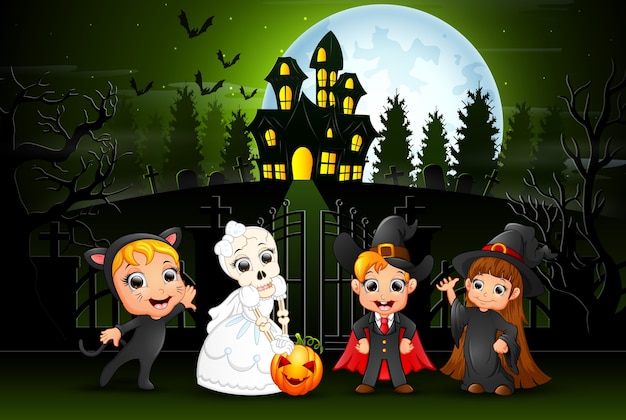 Enfants Halloween Heureux à L'extérieur Avec Fond De Maison Hantée