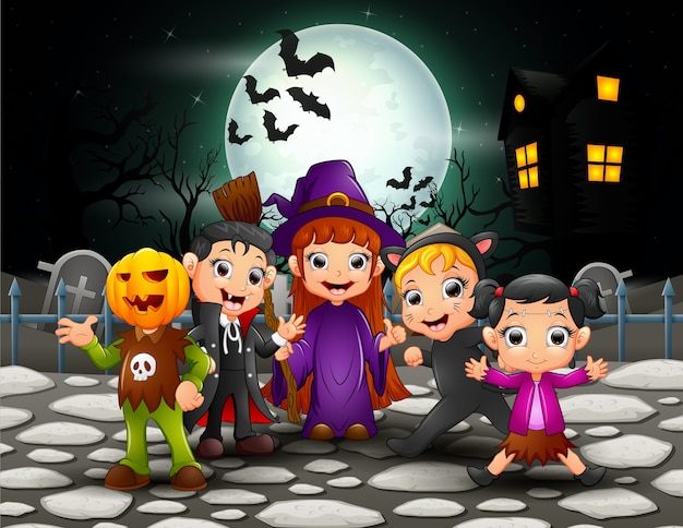 Enfants Halloween Heureux En Pleine Lune