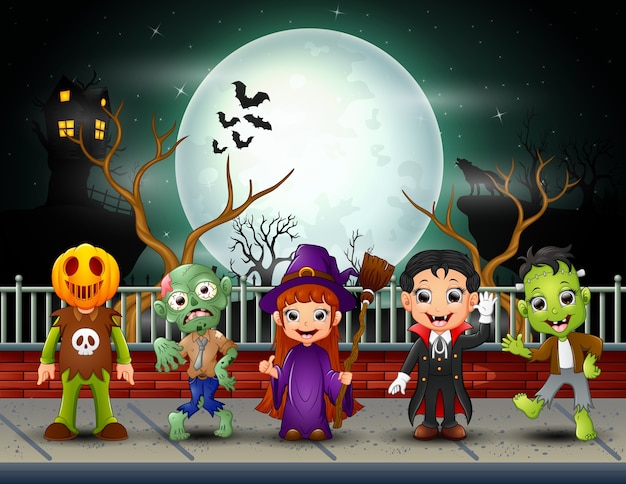 Enfants halloween heureux en pleine lune