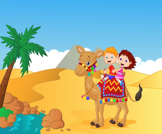 Enfants heureux à dos de chameau
