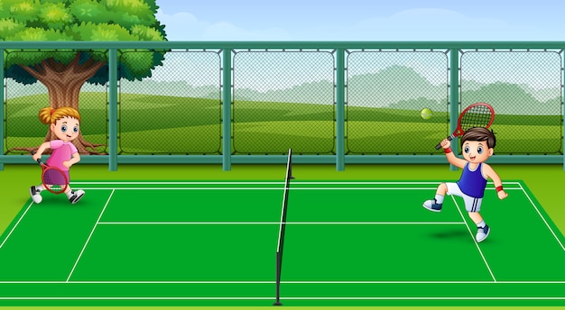 Enfants Heureux Jouant Au Tennis à La Cour