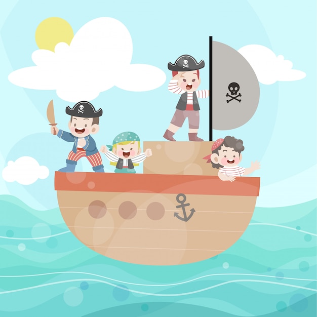 Des enfants heureux jouent au pirate dans l&#39;océan